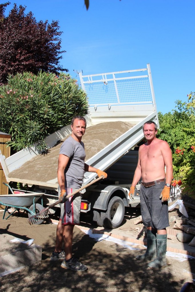 Sand arrives, the boys renovate the terrace Capestang 