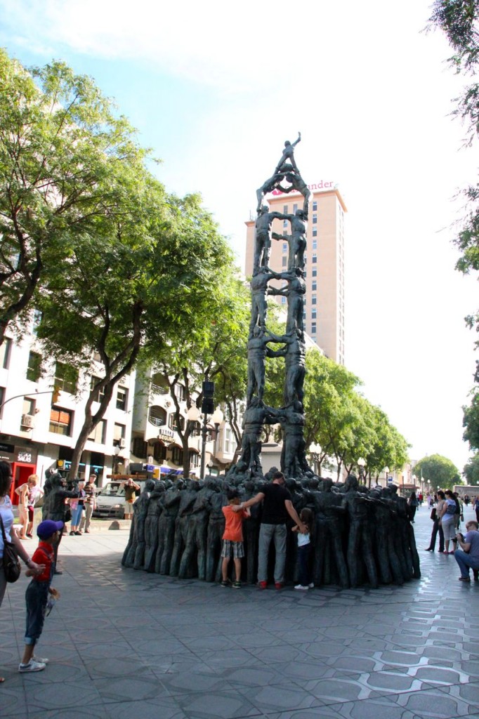 Interesting statue in the middle of the Tarragona Rambla 