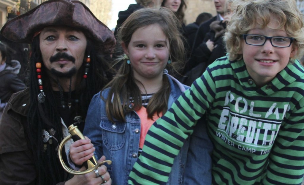 The kids meet Jack Sparrow in Narbonne during Christmas markets 