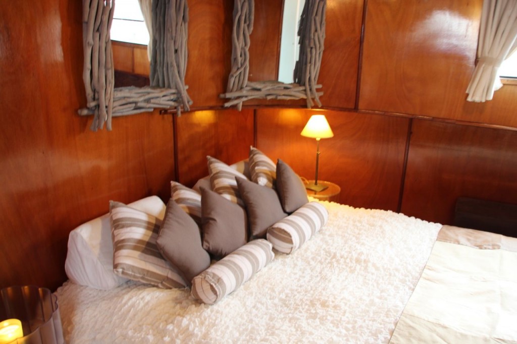 Esperance Lux barge bedroom
