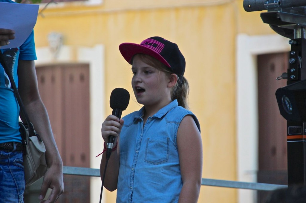 children sing in Capestang festival 
